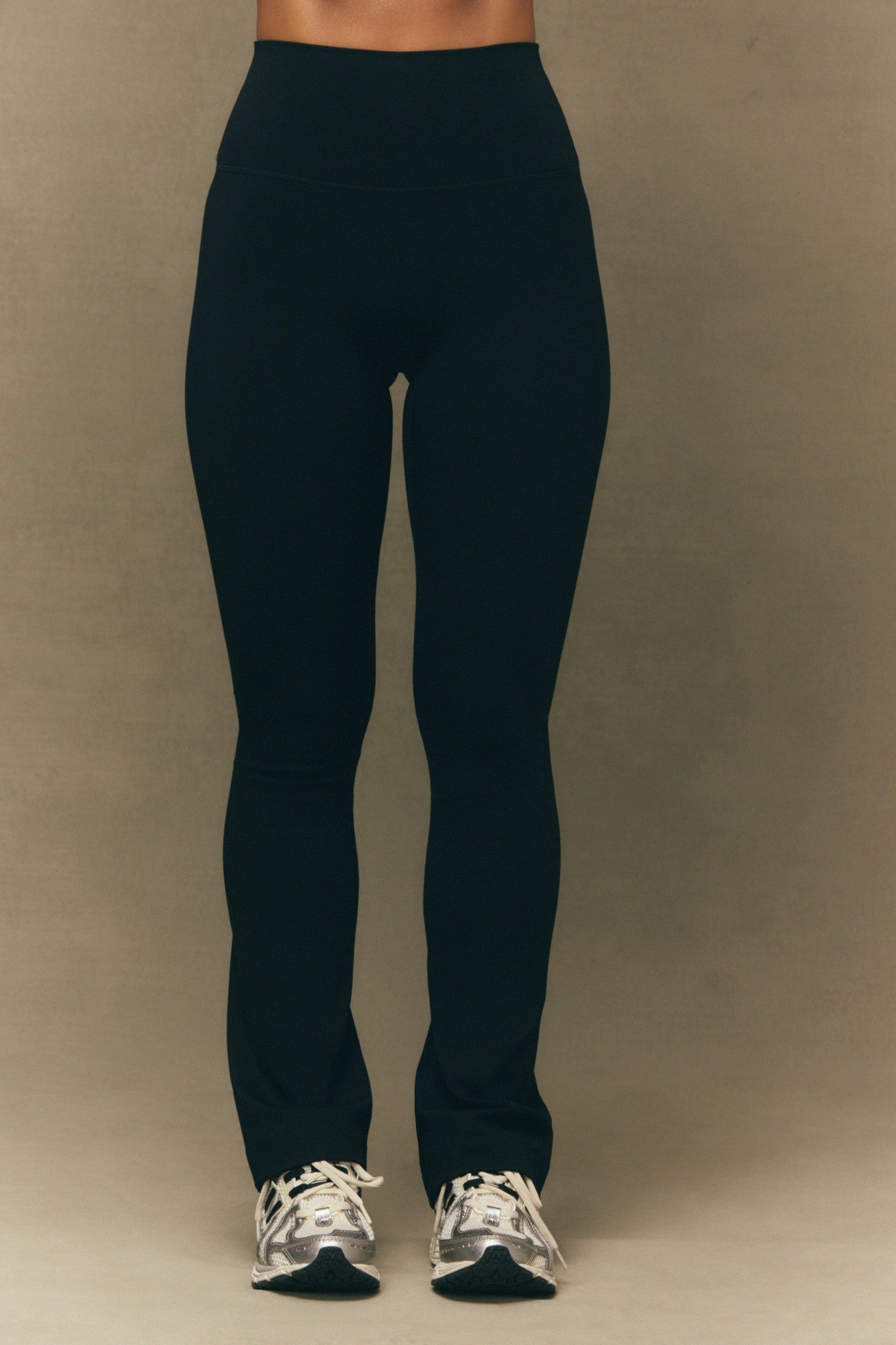 SPORTBODY® SPORTY STRAIGHT HIGH-RISE LEGGINGS - ONYX | SET ACTIVE